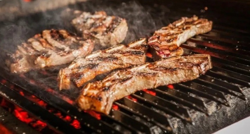 Asado: pocos saben estos cuatro secretos para evitar que la carne se seque en la parrilla
