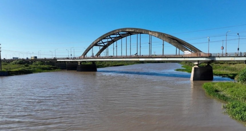 El río Salado en Santo Tomé tiene un ascenso sostenido y se acerca al nivel de alerta