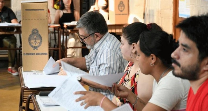 Sergio Massa y Javier Milei movilizarán más de 105.000 fiscales cada uno para controlar la elección