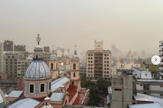 Tras una jornada agobiante, llegó la lluvia a Córdoba: granizo, viento y tierra
