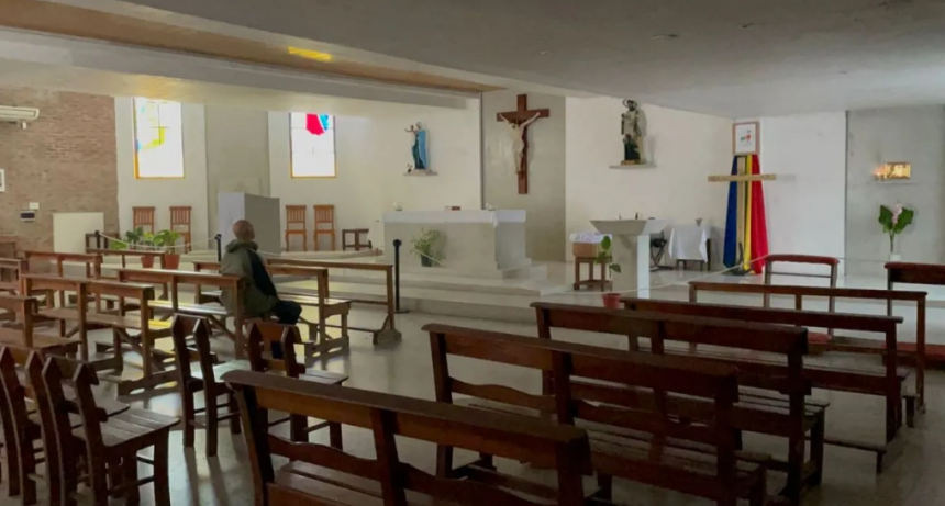 Tres robos en diez d&iacute;as dejaron sin luz a la parroquia San Cayetano y dan misa con velas