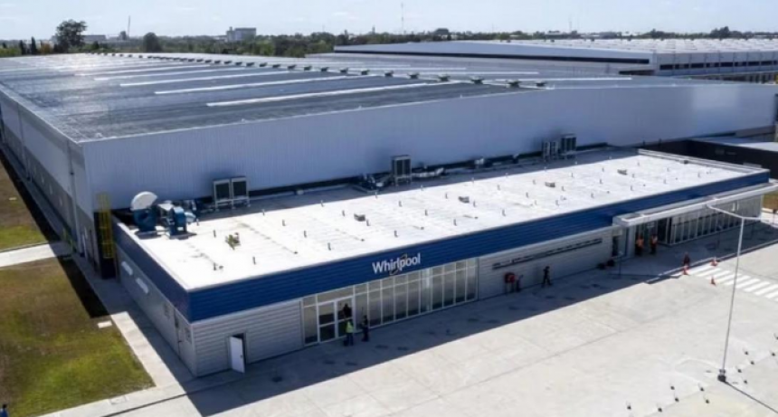 Whirlpool cerró su planta y despidió a 220 trabajadores por la caída del consumo