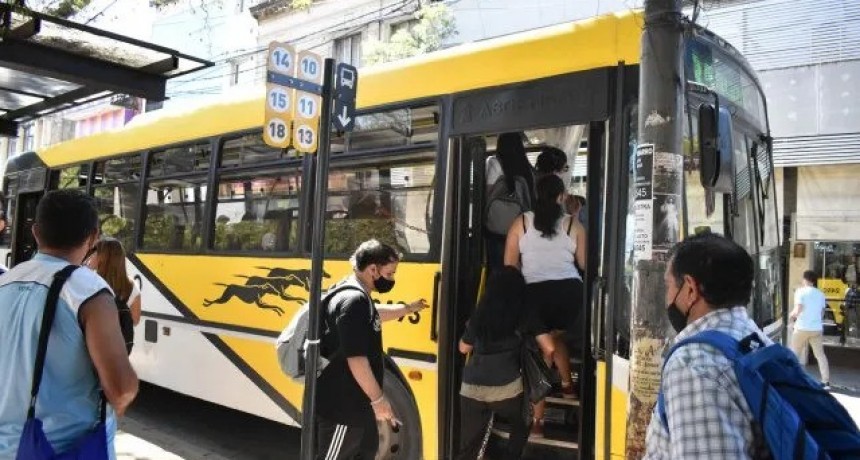 Por la suba de casos, el Ministerio de recomiendan el uso de barbijos en el transporte público