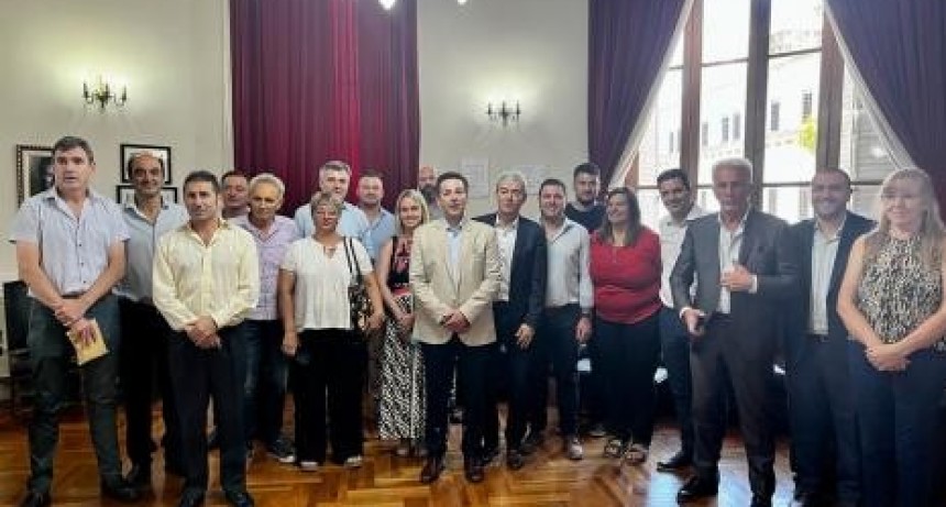 El gobierno provincial firmó convenio de préstamos con municipios y comunas para encarar obras públicas