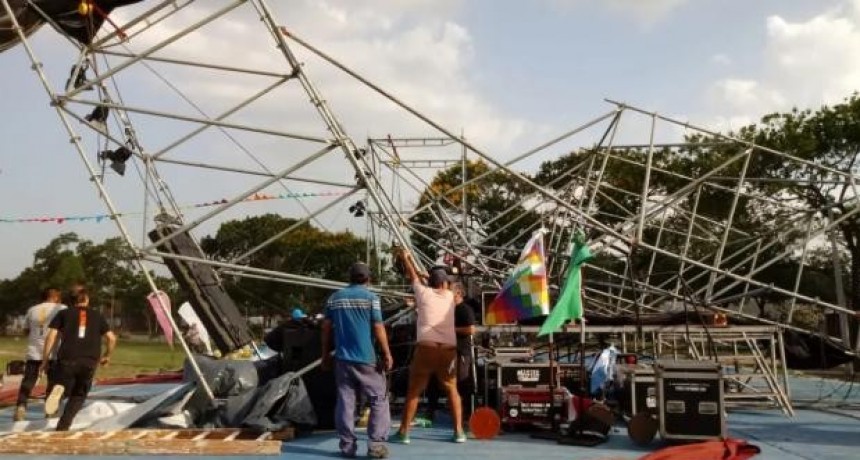 Un temporal de viento tumbó un tinglado en construcción en Avellaneda y un escenario en el Anfiteatro de Reconquista 