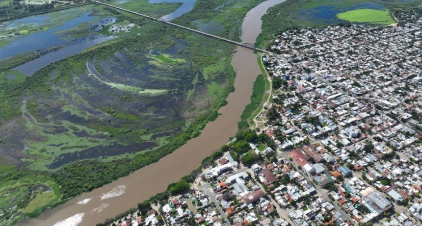 El r&iacute;o Salado sigue en nivel de alerta en Santo Tom&eacute; y super&oacute; los 5 metros 