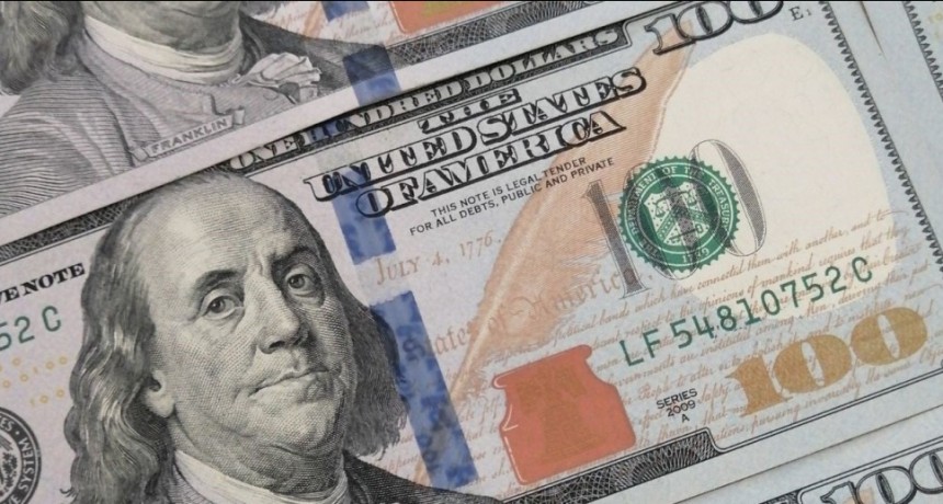 El dólar blue bajó en el inicio de la semana: a cuánto cerró este lunes