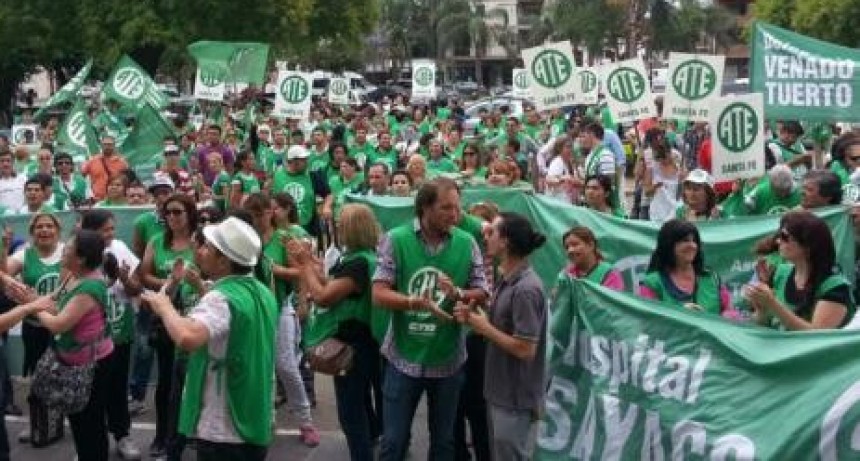 El gobernador Perotti firmó los decretos de pases a planta que tenían acuerdo paritario, y que eran exigidos por ATE