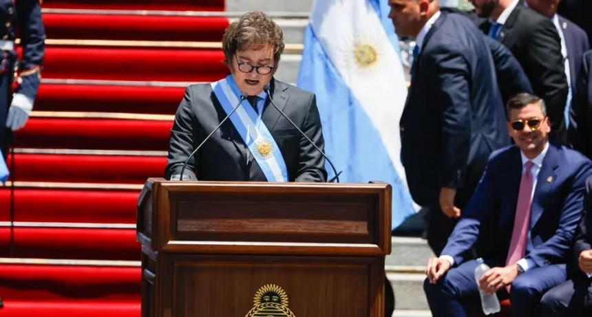 En el primer día, Javier Milei inauguró un liderazgo inédito y preparó el terreno para su paquete de ajuste fiscal