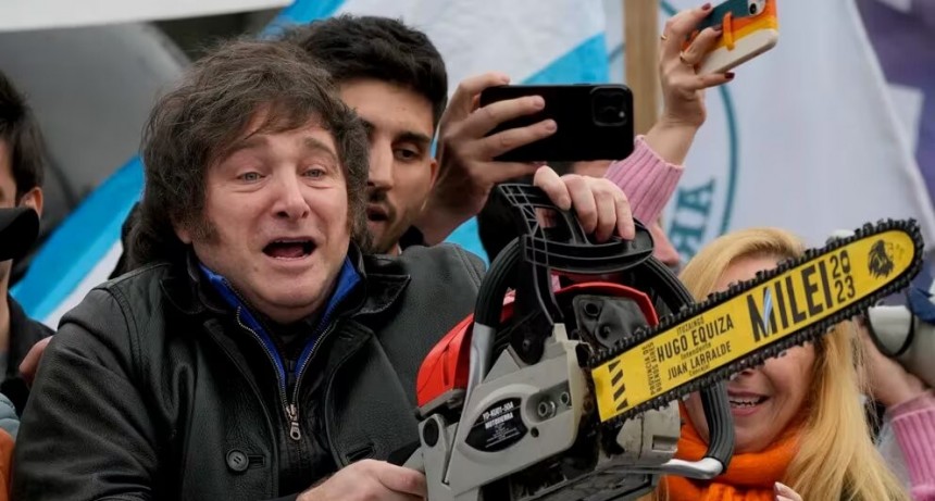 El Plan Motosierra ya est&aacute; en marcha: as&iacute; ser&aacute; la econom&iacute;a en las primeras horas de Milei presidente