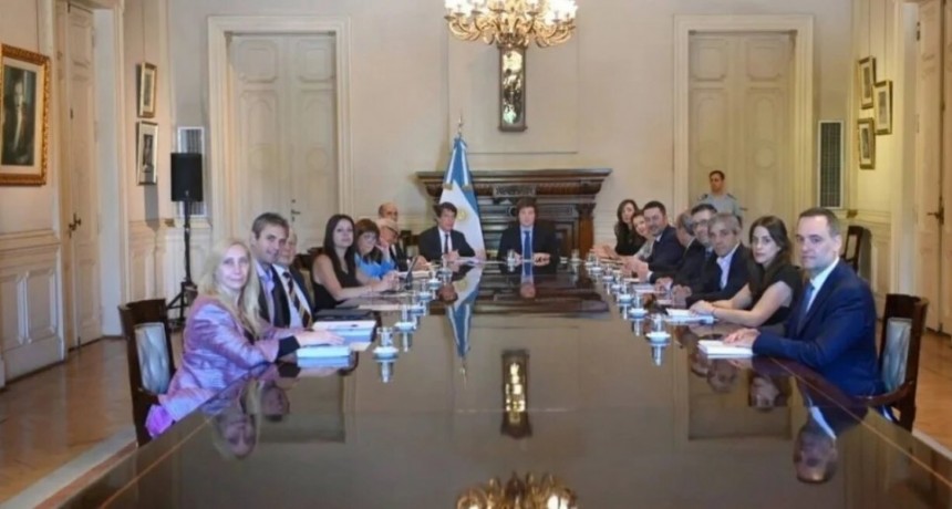 Primera reunión de gabinete: revisión de contratos, 100 % de presencialidad y fuerte recorte fiscal