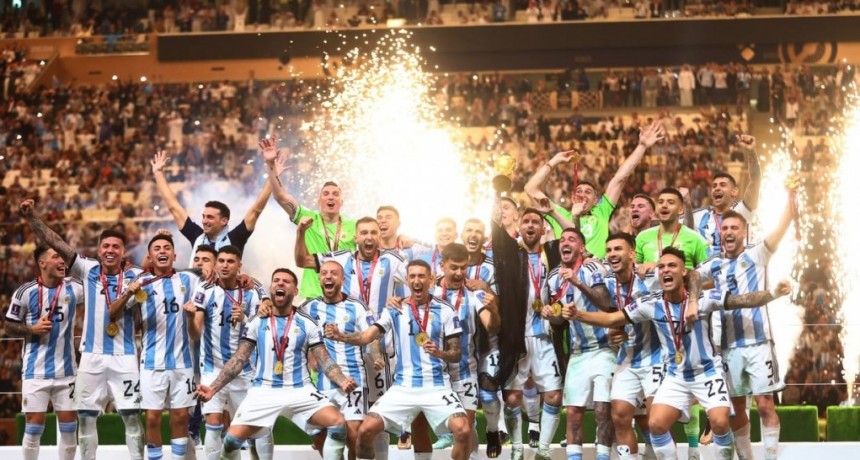 Un año de Argentina campeón del mundo: con Messi en la tierra y Diego alentando desde el cielo...