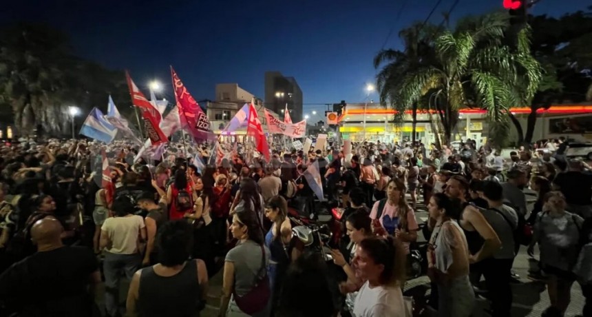 Masivo cacerolazo en la ciudad de Santa Fe contra las medidas de Javier Milei