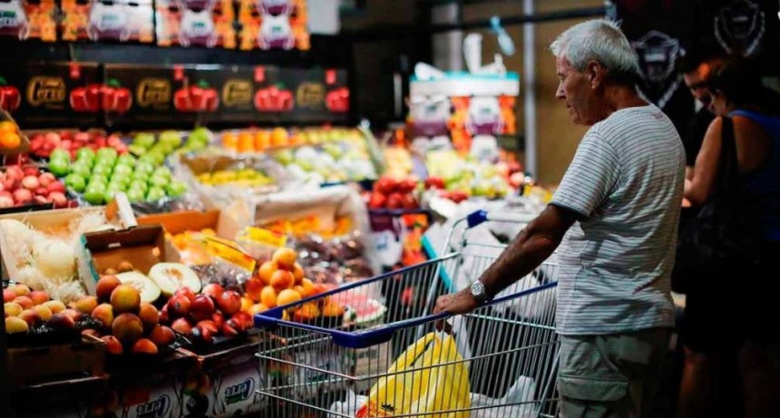 “Precios diferenciados”: así es el nuevo acuerdo del Gobierno con supermercados para 20 productos de la canasta básica