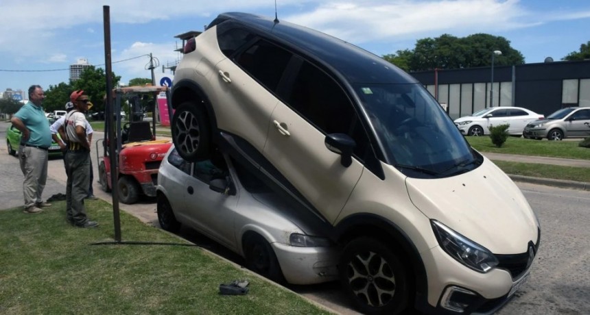 Increíble: un auto terminó encima del otro en el puerto santafesino