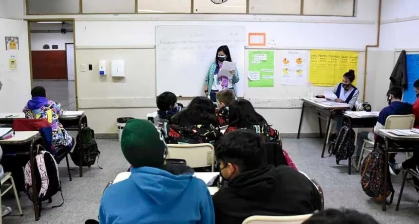 Examen final en secundaria y evaluación docente: los cambios de la Ley Ómnibus en educación