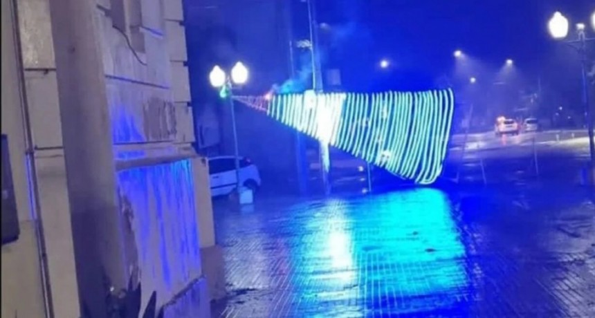 El viento tumbó hasta el árbol de Navidad en San Cristóbal