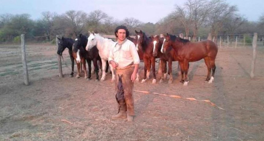 Un conocido jinete sufrió graves lesiones al ser aplastado por su caballo