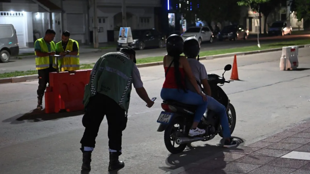 Multas en Santa Fe: más de mil motociclistas sancionados por cruzar semáforos en rojo y sin casco