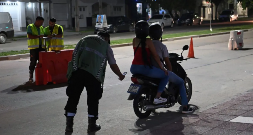 Multas en Santa Fe: más de mil motociclistas sancionados por cruzar semáforos en rojo y sin casco